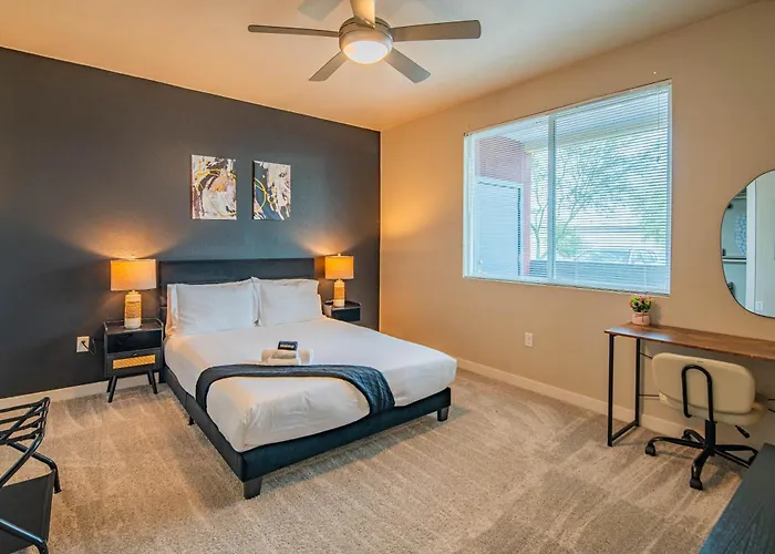 The Luxe Lookout Balcony Pool Sleeps 4 Apartment